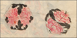 笠形頭部の花をあしらった紋様の絵柄の写真