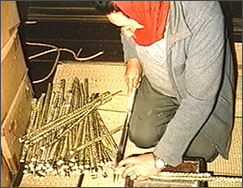 小さい護符を製作する黒石寺の檀家の人の写真