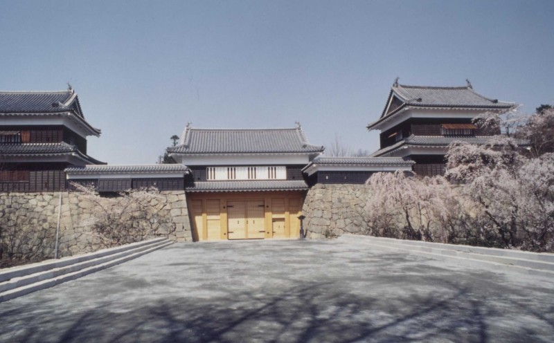 復元した東虎口櫓門
